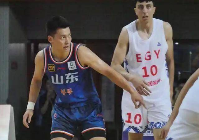 字母哥在TES比赛中出色防守，逆转引发热议！